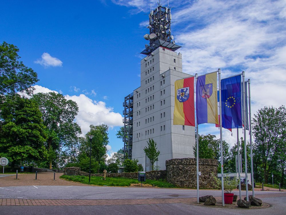 Schaumbergturm mit Fahnen