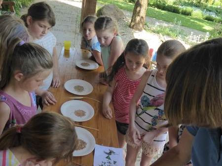 Gästeführerin Agnes Schmal erklärt Kinder etwas