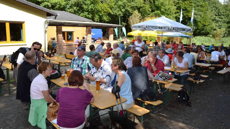 Menschen sitzen im Biergarten