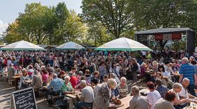 Viele Personen auf einem Fest bei schönem Wetter