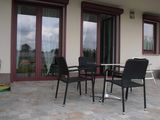 Terrasse mit Tisch und 4 Stühlen