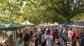 Viele Personen auf einem Wochenmarkt