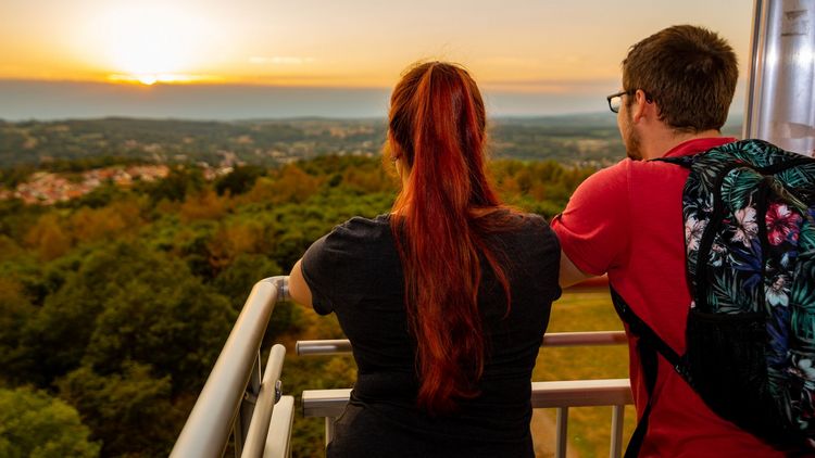 ein Mann und eine Frau schauen vom Aussichtsturm in die Ferne
