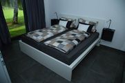 Schlafzimmer mit Doppelbett