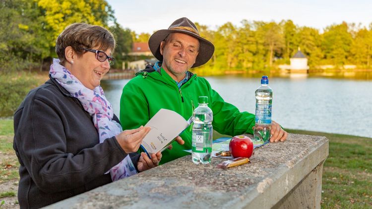 eine Frau und ein Mann bei der Rast am Itzenplitzer Weiher