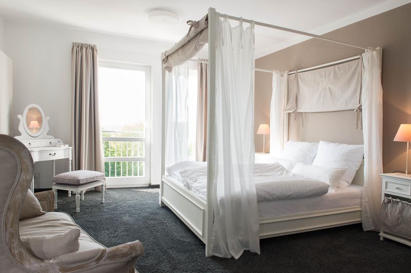 Hotelzimmer mit Himmelbett