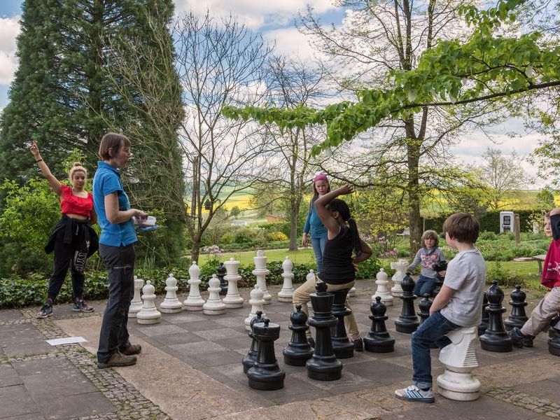 Kinder beim Riesenschachbrett auf Finkenrech