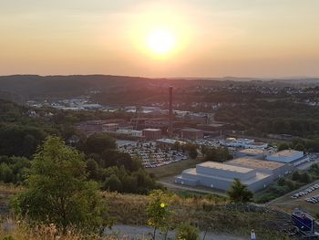 Ausblick von der Halde auf das Grubengelände bei niedrig stehender Sonne