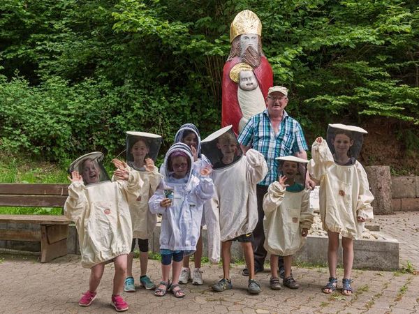 Kinder in Imkerkleidung auf Finkenrech