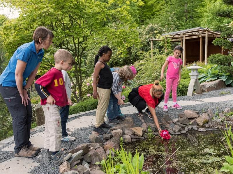 Kinder im asiatischen Garten auf Finkenrech