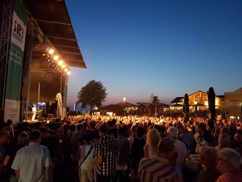 Menschen vor SR3 Bühne bei Dämmerung