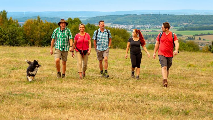 Wandertruppe auf einem feld