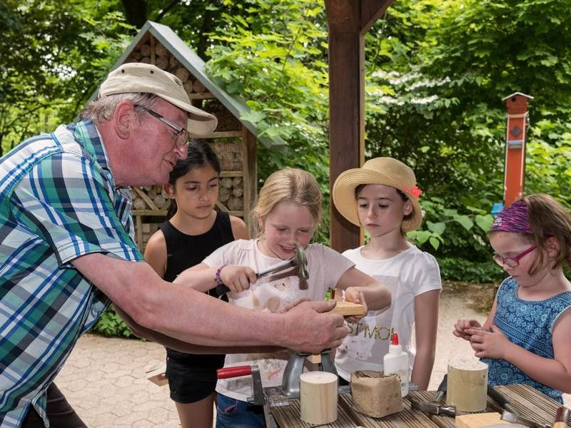 Kinder mit Gästeführer Werner Paul baut mit Kindern Bienenhotel