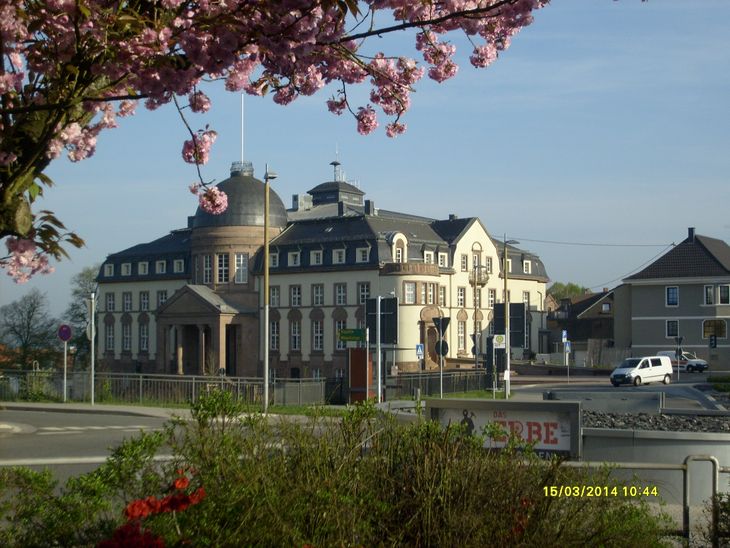 Außenansicht auf das Rathaus Wemmetsweiler