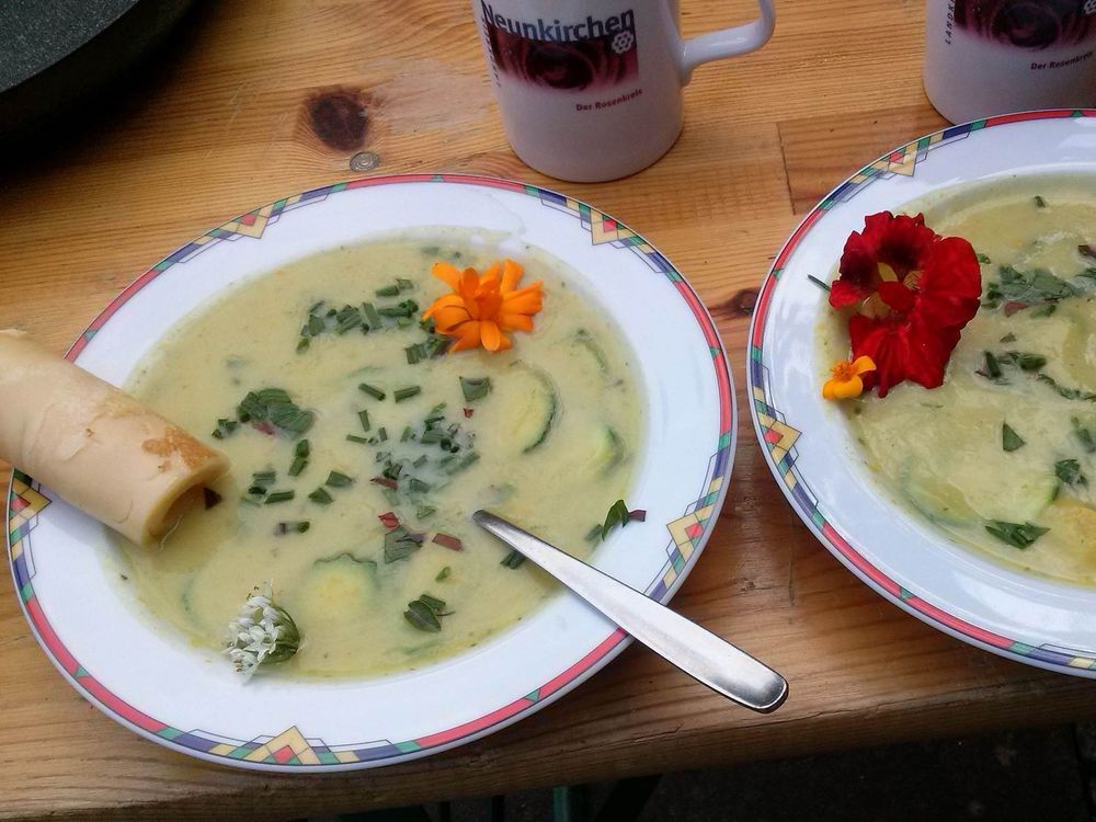 Suppe mit Kräutern und Pfannkuchen