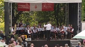 Orchester spielt Musik auf einer Bühne