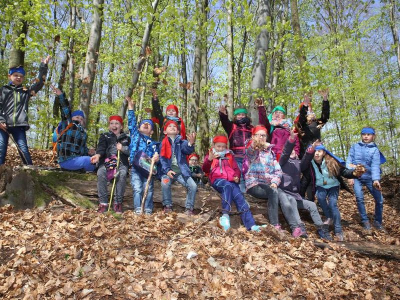 Kinder beim Kinderprogramm Waldindianer im Wald
