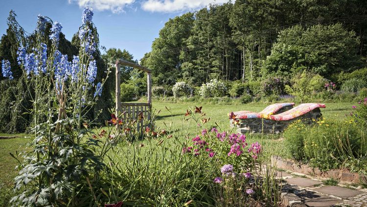 Picknickwiese mit Liegen und Torbogen