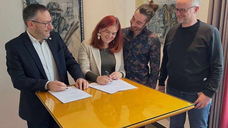Unterzeichnung des Pachtvertrags mit Landrat, Pächter und TKN-Chef