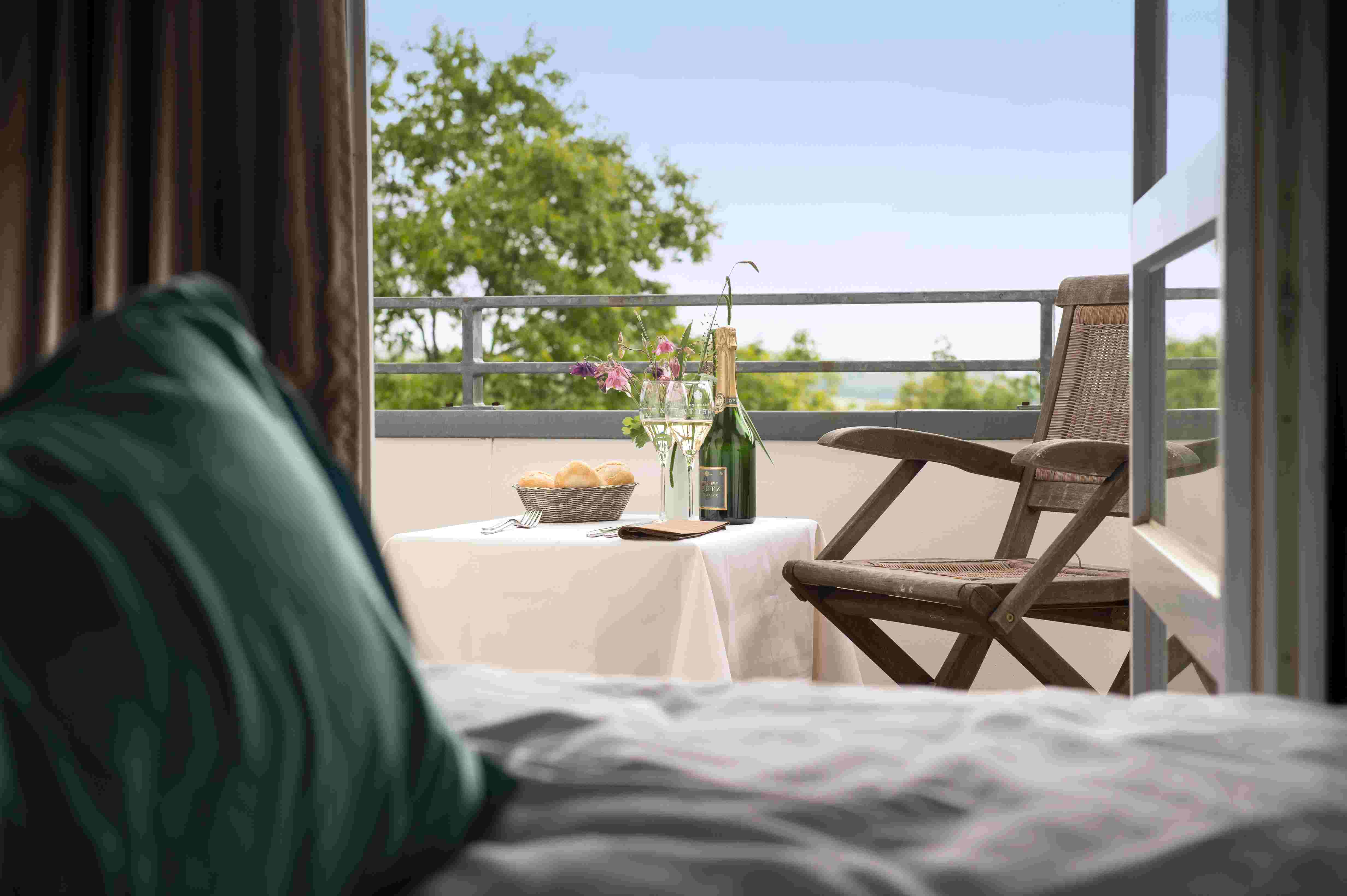 Blick vom Bett auf den Balkon