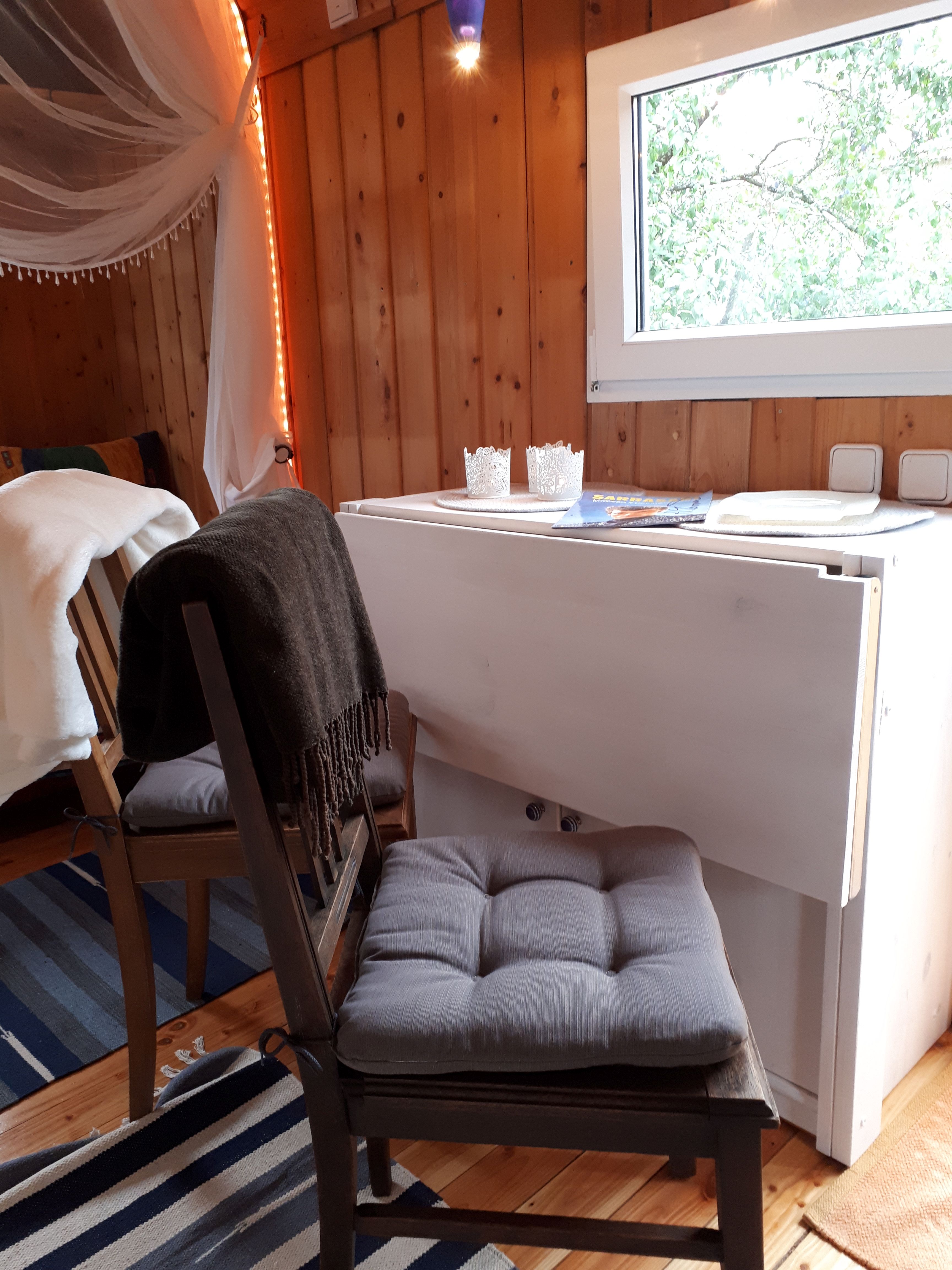 Tisch und Stuhl