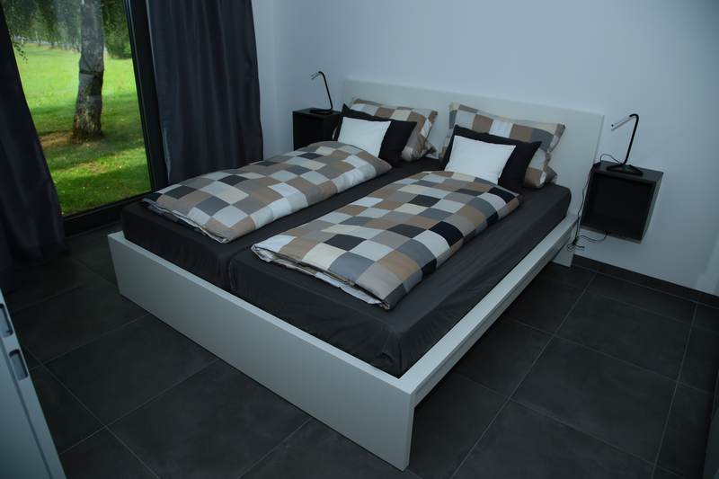 Schlafzimmer mit Doppelbett