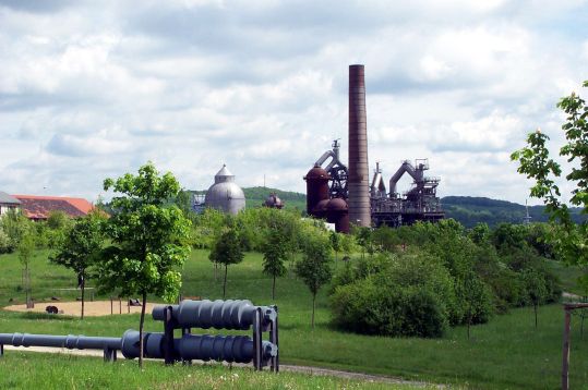 Blick über Wiese auf das Hüttenareal