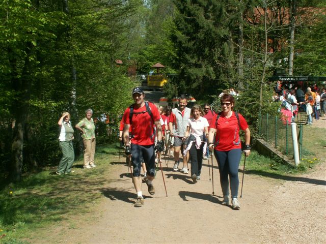 Menschen, die Nordic Walking machen